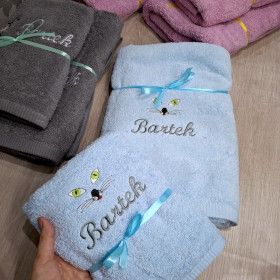 niebieski ręcznik z imieniem chłopca na prezent